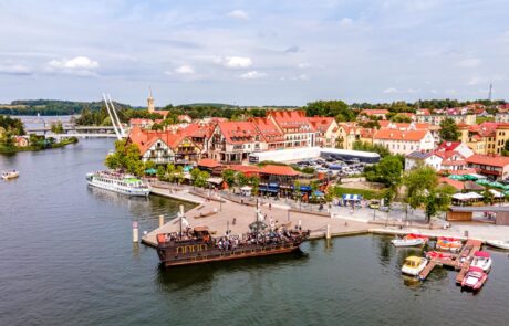 Mikołajki, Jezioro Mikołajskie na Mazurach w Polsce z lotu pta