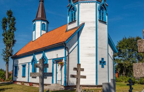 Orthodoxe Kirche Wojnowo mit Friedhof